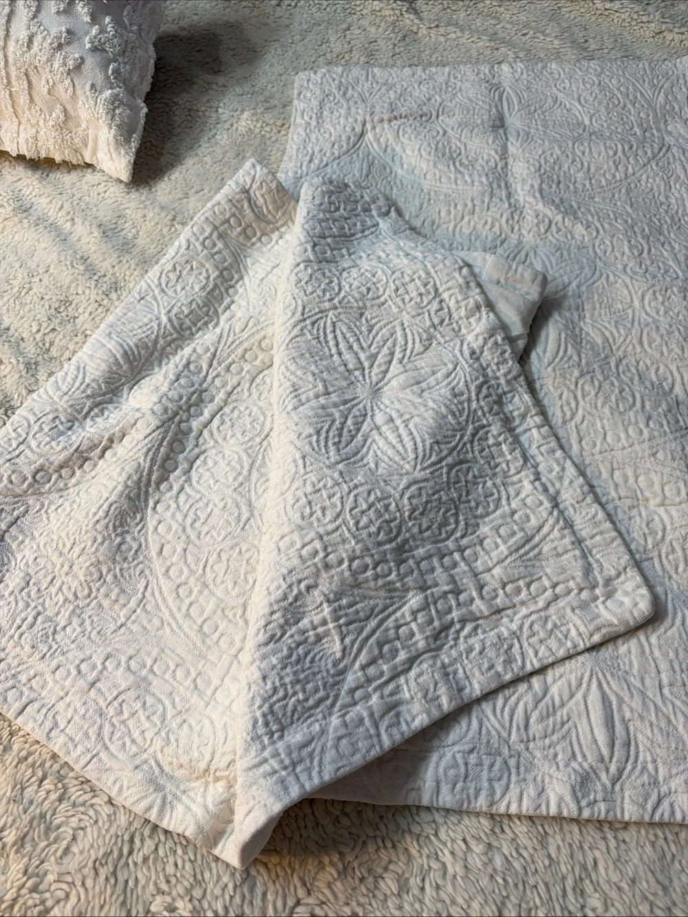 Threshold pillowcases Elegant White Quilted Floral Medallion Stitching king 2